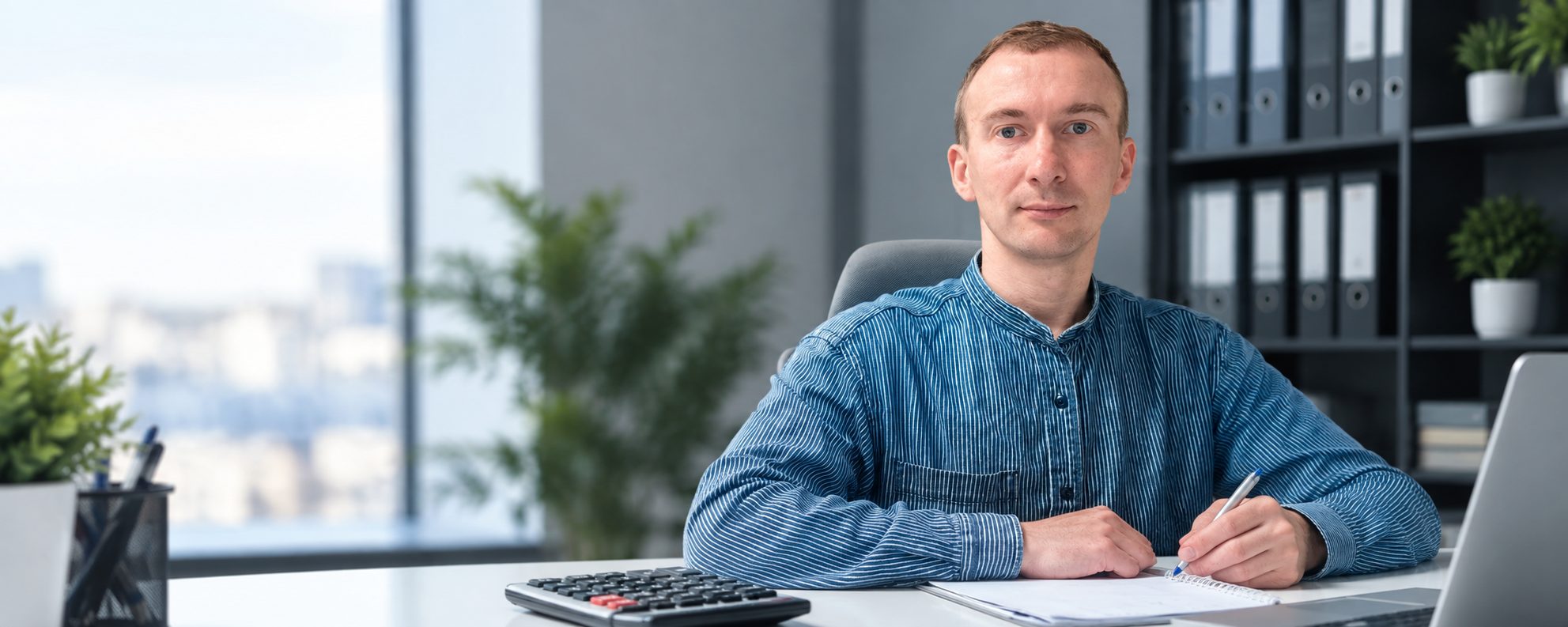 Павел Шевяков, руководитель «Альпари Стандарт», за работой в офисе